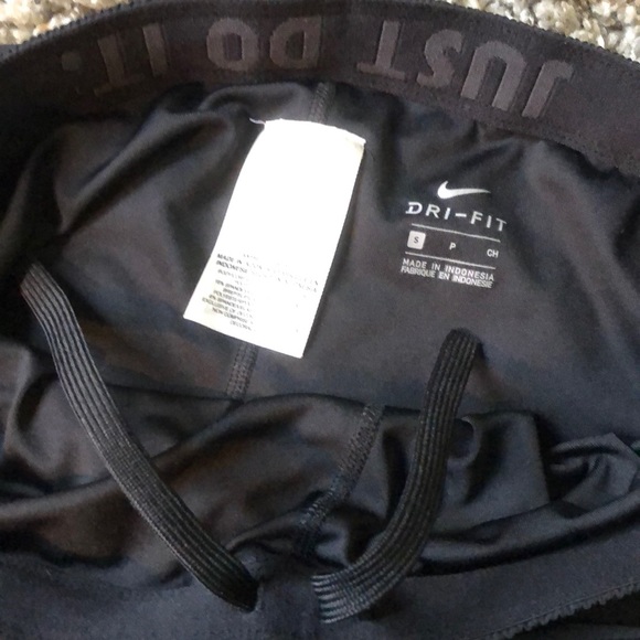 ❌SOLD❌ Nike Built In Spandex Black Shorts - Picture 5 of 5